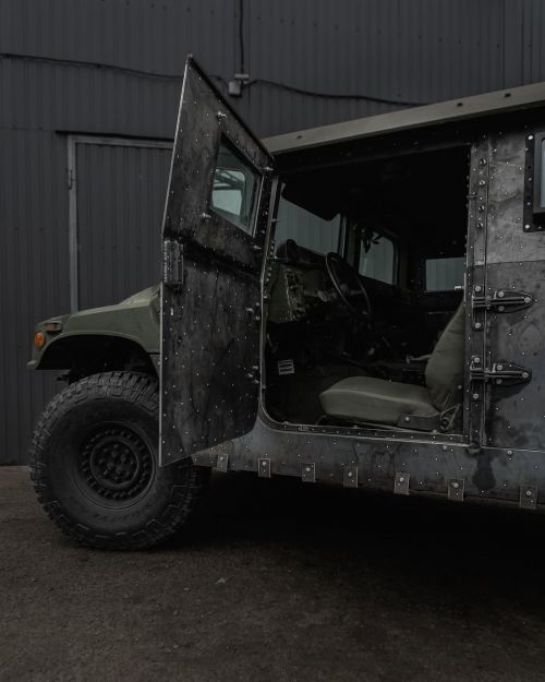 В Україні почали виробляти бронекапсули для HMMWV