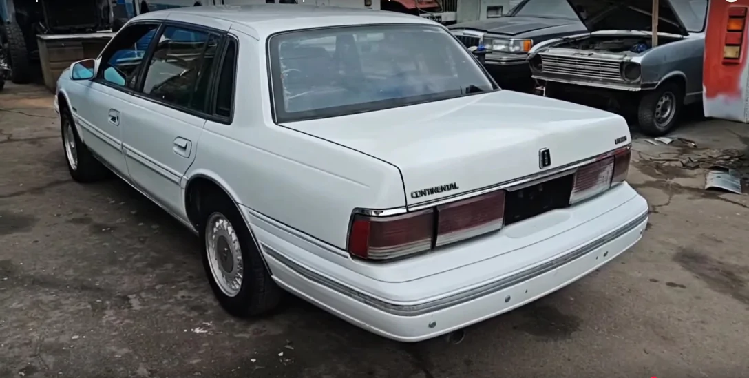 В Україні відновили занедбаний Lincoln Continental 1989 року