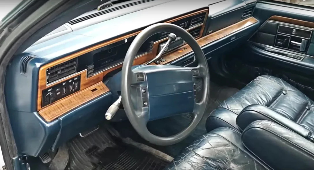 В Україні відновили занедбаний Lincoln Continental 1989 року