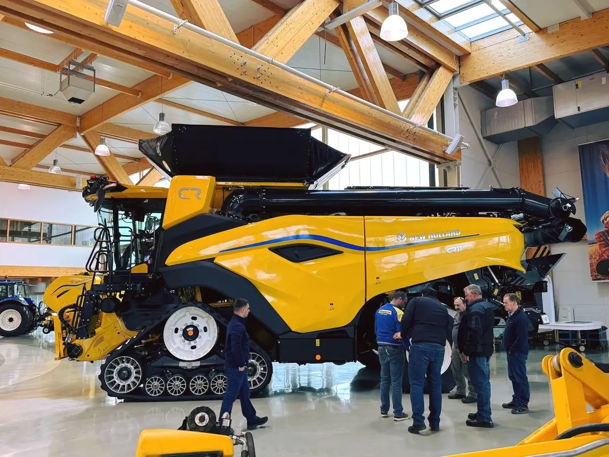 Футуристичний комбайн New Holland CR11 з'явиться в Україні