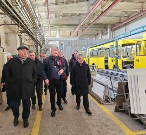 Посол Японії відвідав завод Isuzu в Україні