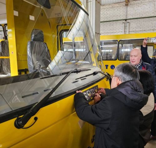 Посол Японії відвідав завод Isuzu в Україні