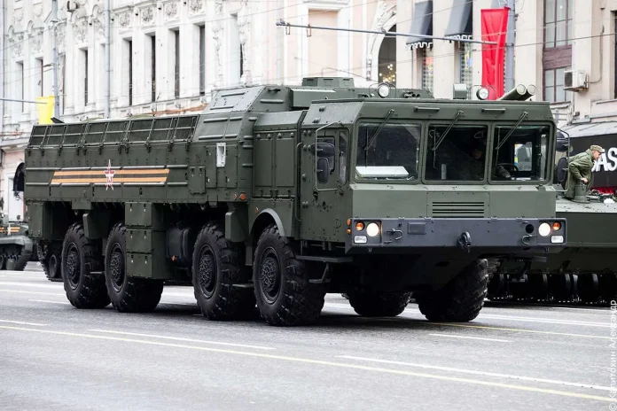 Білорусь бере участь у виробництві кількох транспортно-монтажних пускових установок (ТЕЛ) і пускових платформ для Росії, включно з МЗКТ-7930 «Астролог», що використовується в системі балістичних ракет «Іскандер».