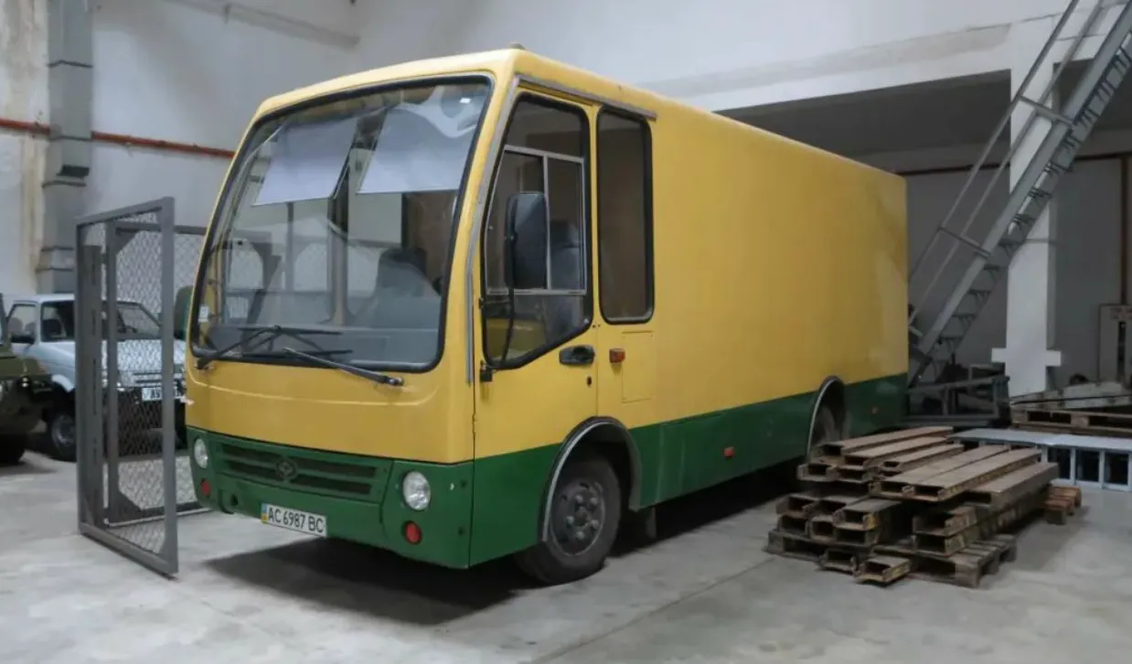 У Запоріжжі продають унікальний автобус-водовоз  
