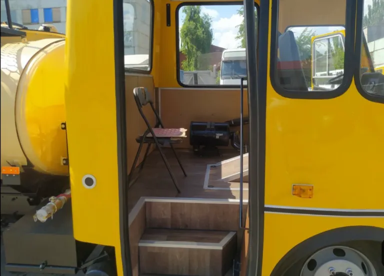 У Запоріжжі продають унікальний автобус-водовоз  