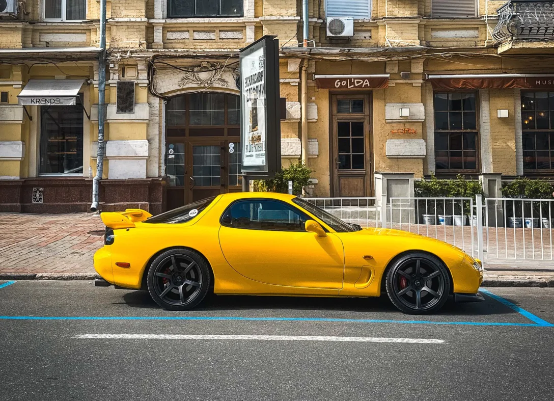 У Києві помітили рідкісне купе Mazda RX-7