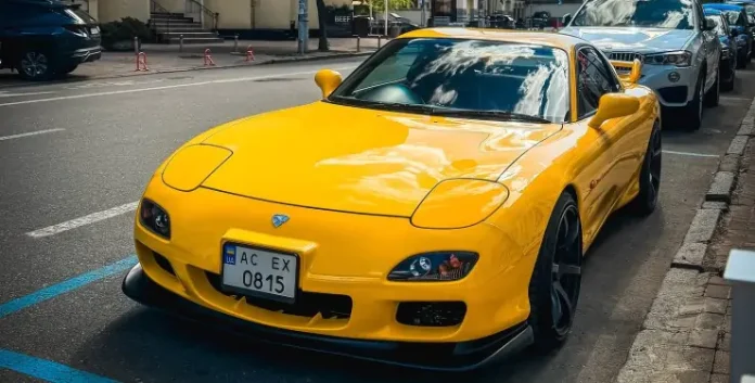 У Києві помітили рідкісне купе Mazda RX-7