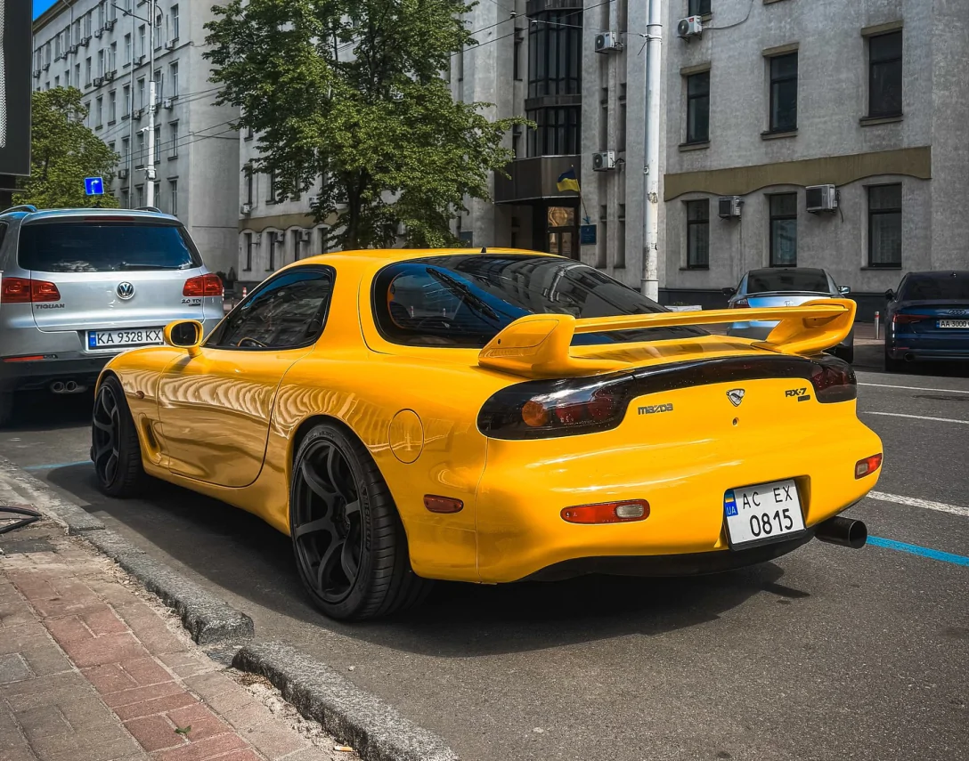 У Києві помітили рідкісне купе Mazda RX-7