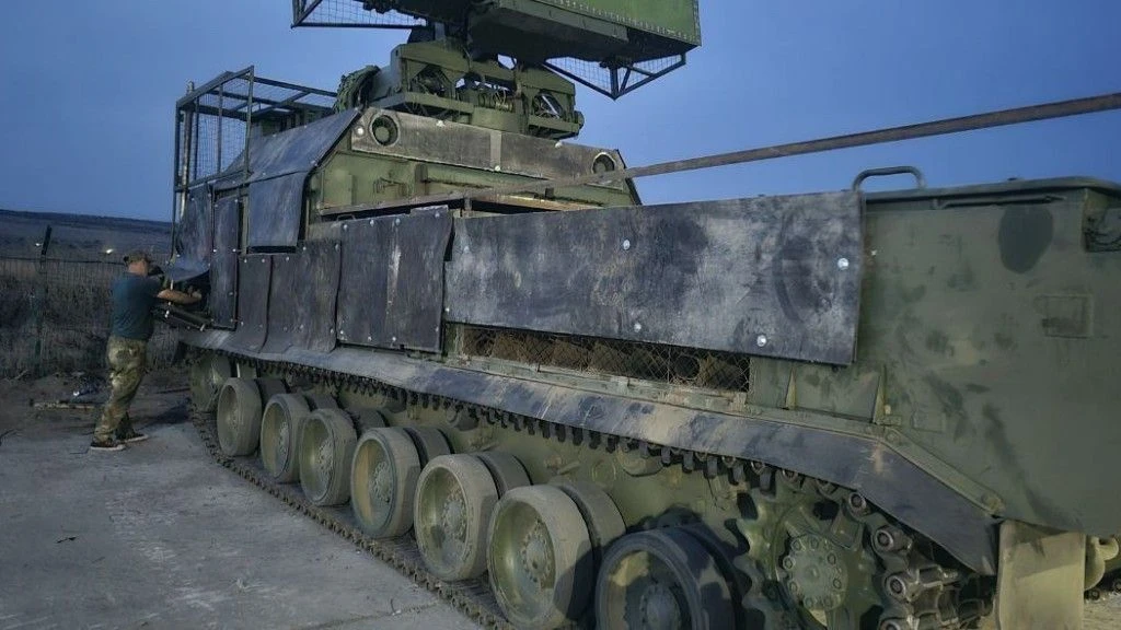 Решітки та гума: як окупанти рятують дорогі РЛС від українських безпілотників