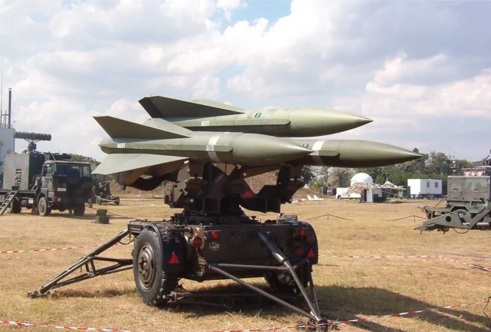 Ракетна установка ЗРК середньої дальності I-HAWK, призначена для перехоплення повітряних загроз на дальності до 40 кілометрів і висоті до 18 кілометрів. (Джерело фото: Wikimedia)