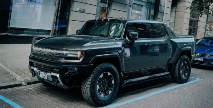 У Києві показали рідкісний електричний Hummer EV за $112 000