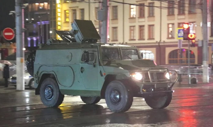 Новий прототип російського панцерника з контрбатарейною РЛС помітили на репетиції параду