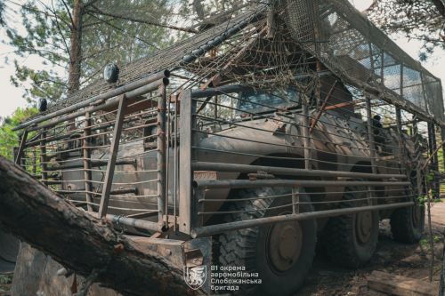 Українські десантники змушені самостійно модернізувати бронетехніку для захисту від дронів: фото