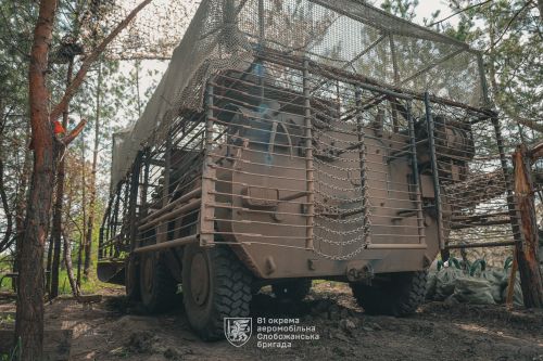 Українські десантники змушені самостійно модернізувати бронетехніку для захисту від дронів: фото