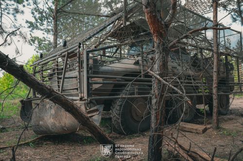 Українські десантники змушені самостійно модернізувати бронетехніку для захисту від дронів: фото