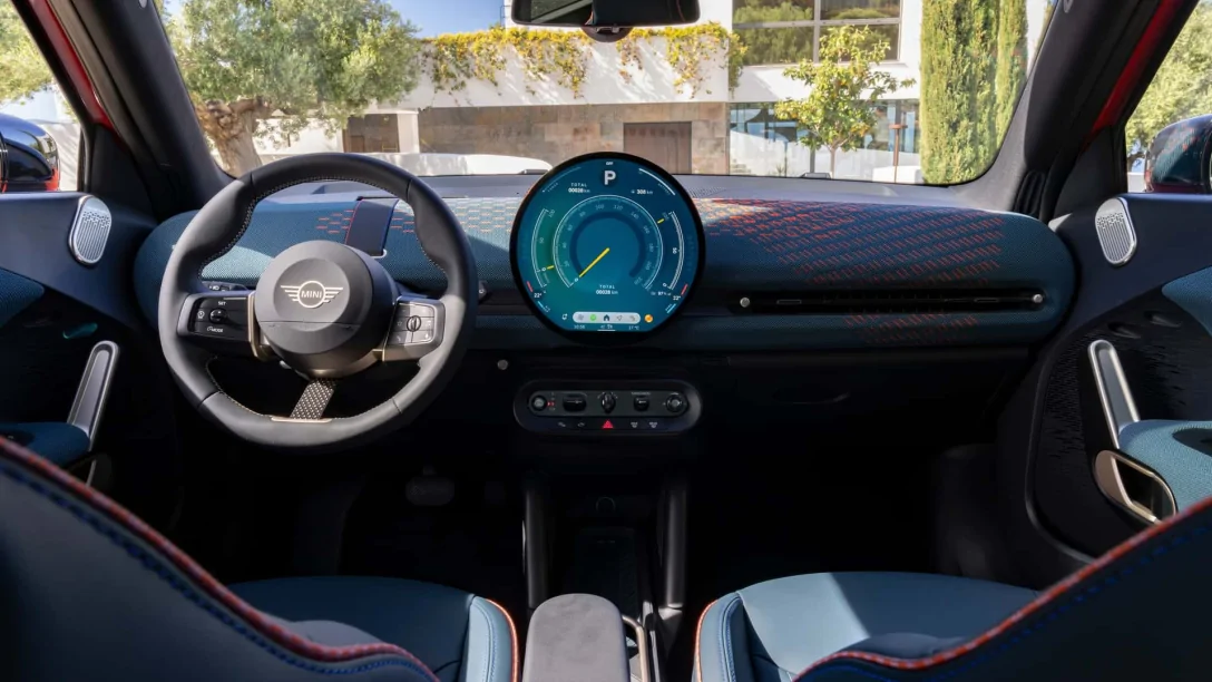 В Україну прибув новий електрокросовер Mini Aceman