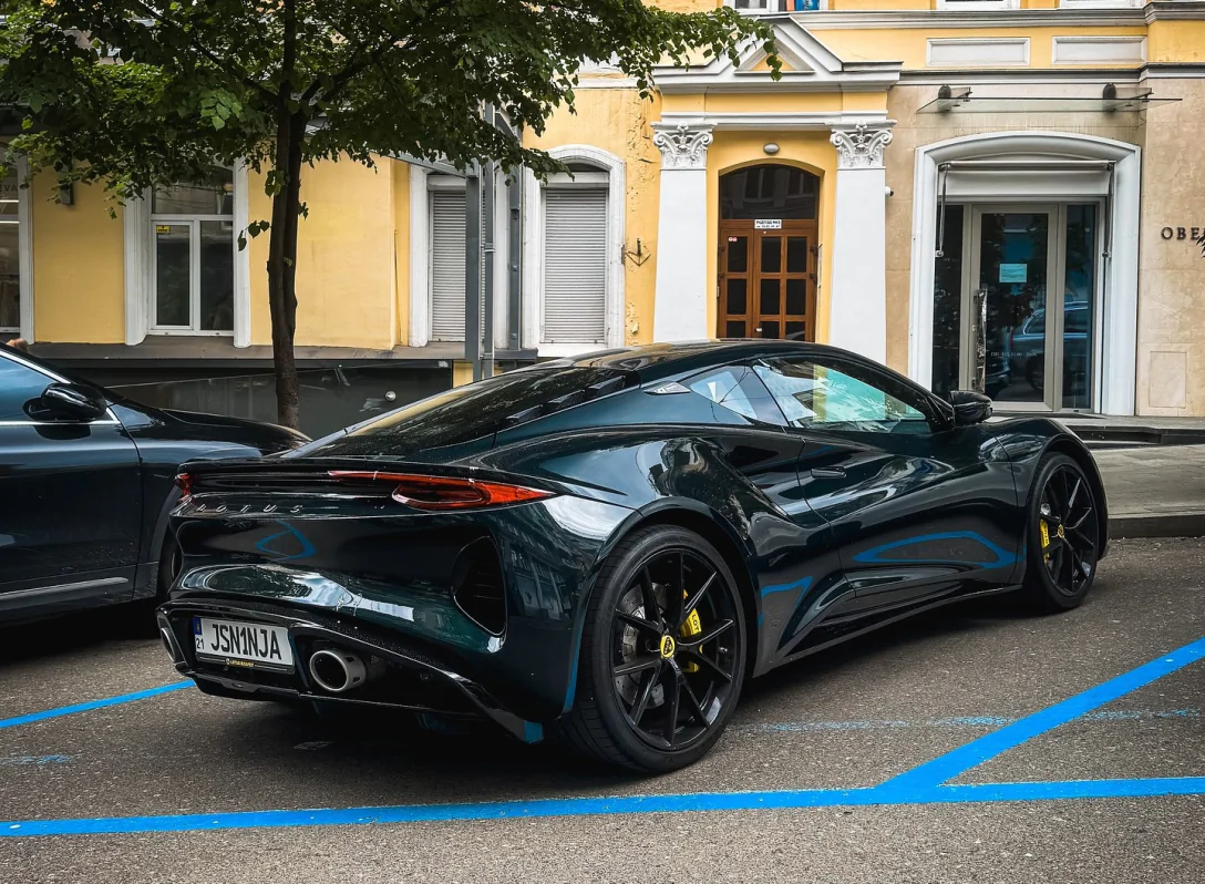 У Києві сфотографували рідкісний спорткар Lotus Emira з мотором Mercedes