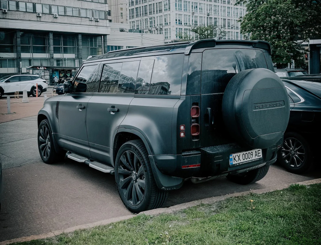 У Києві помічено рідкісний Land Rover Defender із тюнінгом від Kahn Design