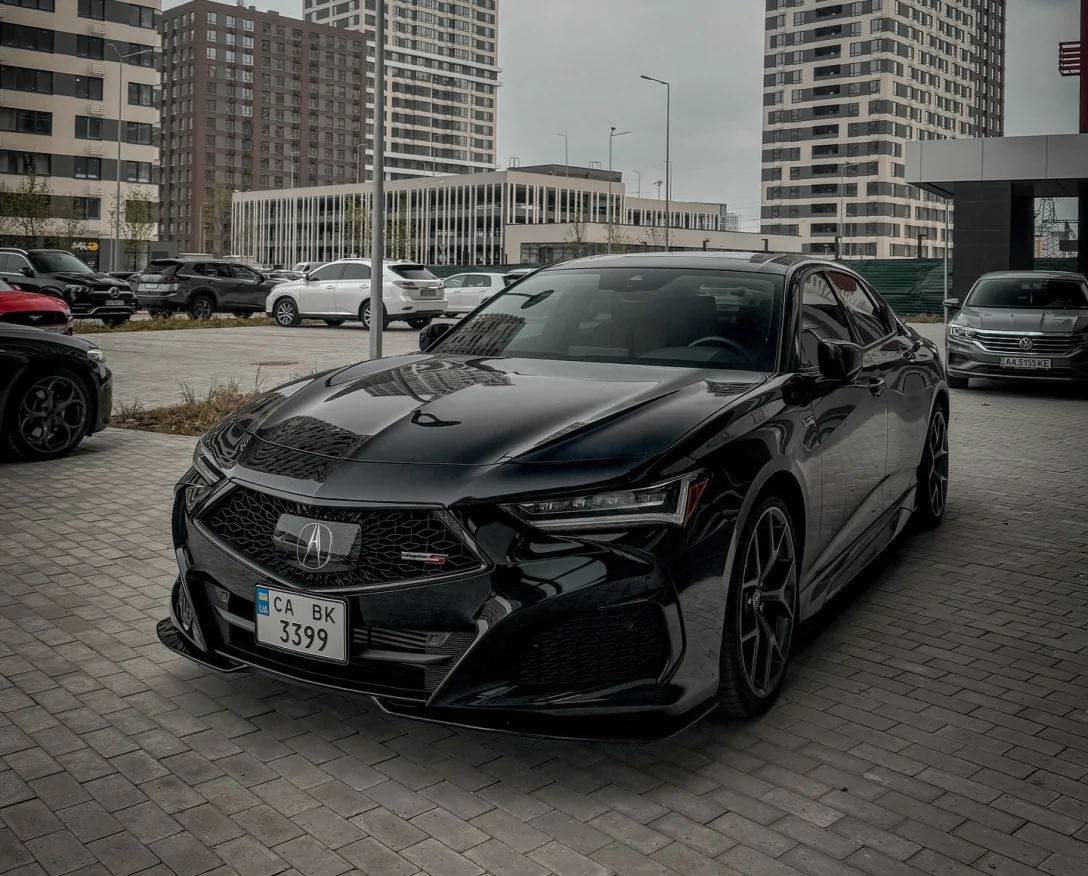 У Києві помітили рідкісний седан Acura TLX Type S