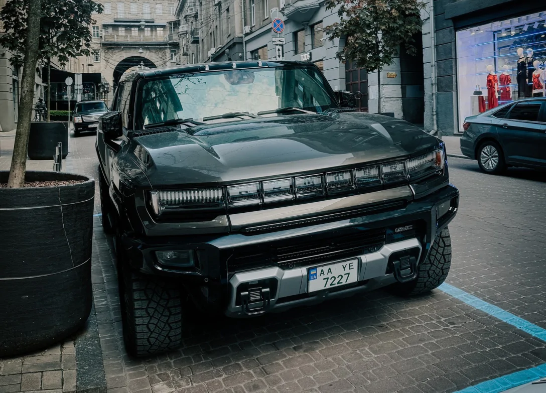 У Києві показали рідкісний електричний Hummer EV за $112 000