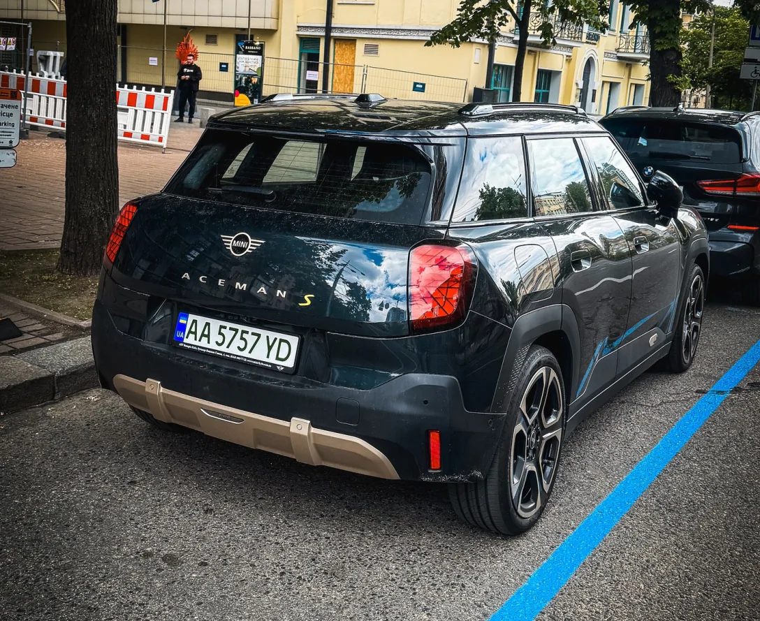 В Україну прибув новий електрокросовер Mini Aceman