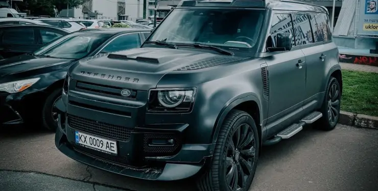 У Києві помічено рідкісний Land Rover Defender із тюнінгом від Kahn Design