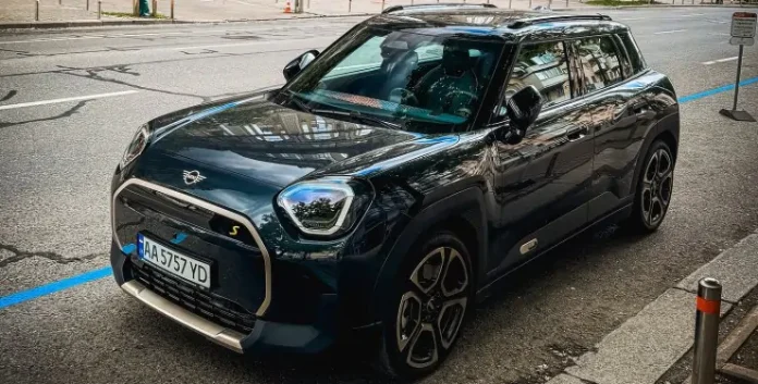 В Україну прибув новий електрокросовер Mini Aceman