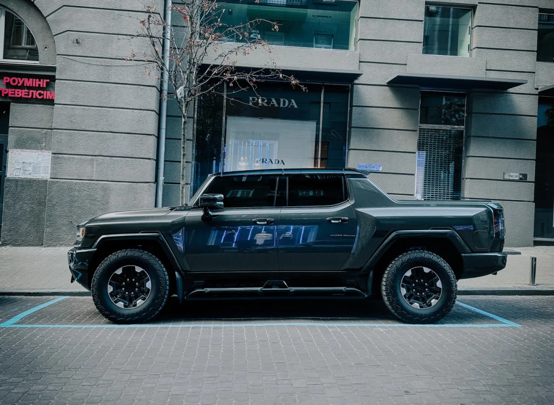 У Києві показали рідкісний електричний Hummer EV за $112 000