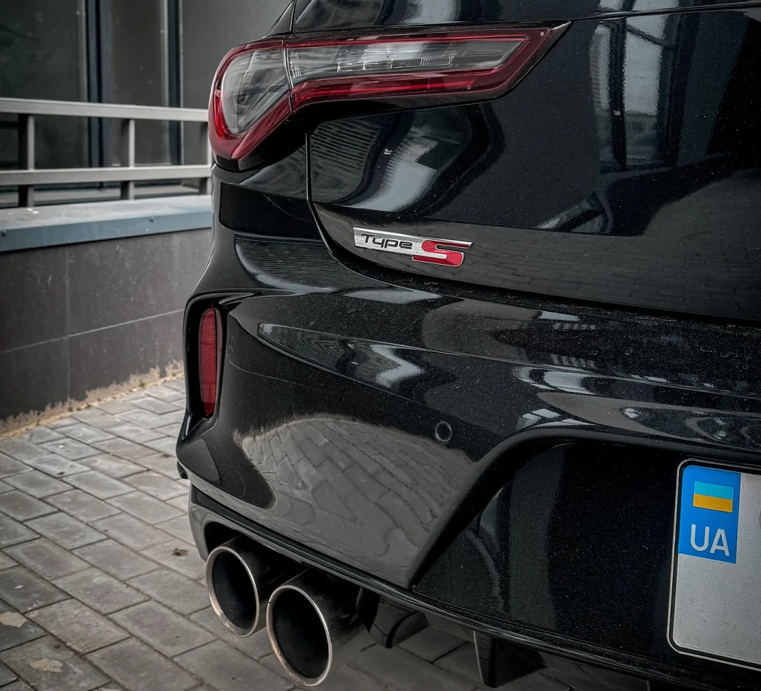 У Києві зафіксували на фото рідкісну Acura TLX Type S