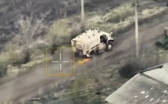 Водій вивів значно пошкоджений панцерник MaxxPro з зони ураження (відео)