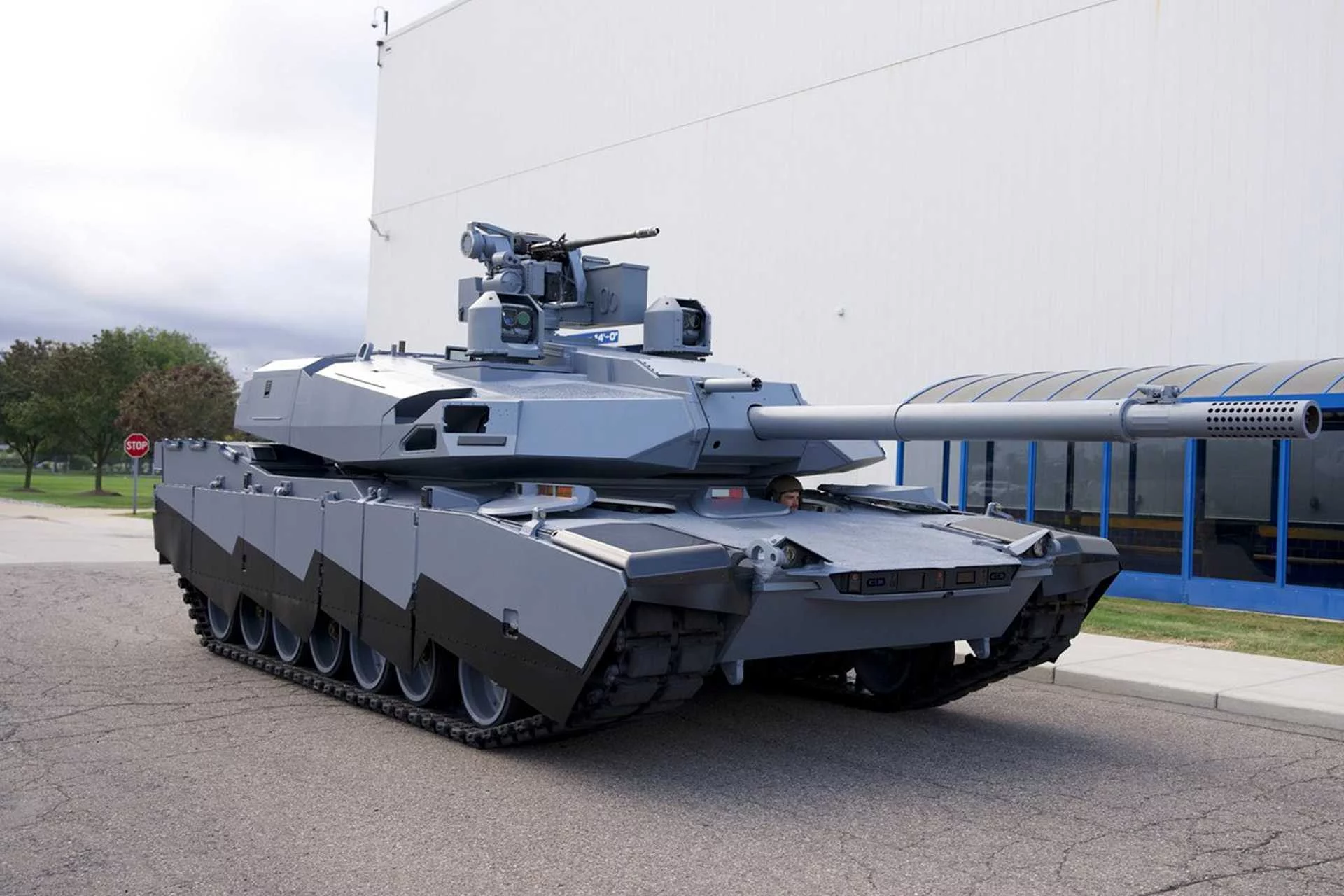 Багато майбутніх технологій M1E3 були продемонстровані в прототипах, таких як AbramsX, включаючи гібридно-електричний привод, вдосконалені боєприпаси, штучний інтелект для командування та управління, а також малопомітні системи для уникнення теплового та електромагнітного виявлення. (Джерело зображення: General Dynamics)