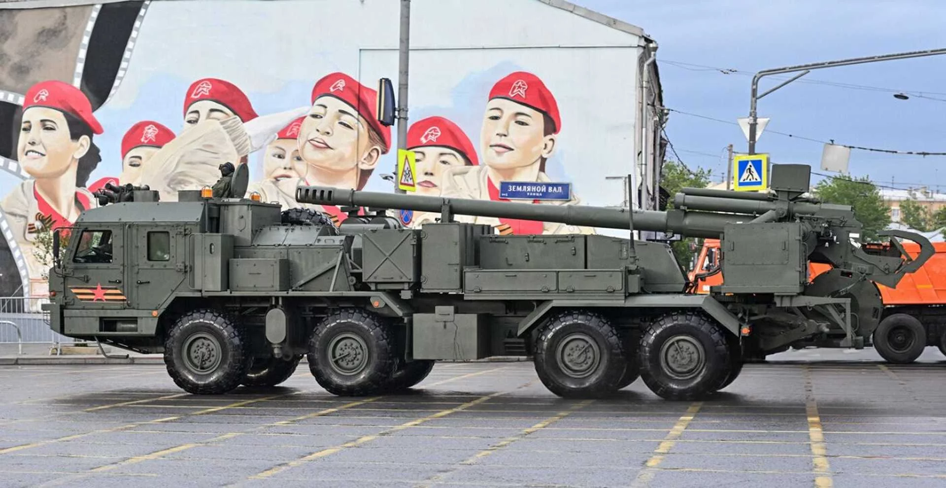 Використання 2А36 на 2С44 «Гіацинт-К», ймовірно, було прийнято через наявність існуючих запасів стволів, оскільки виробництво цієї гармати припинилося у 1993 році