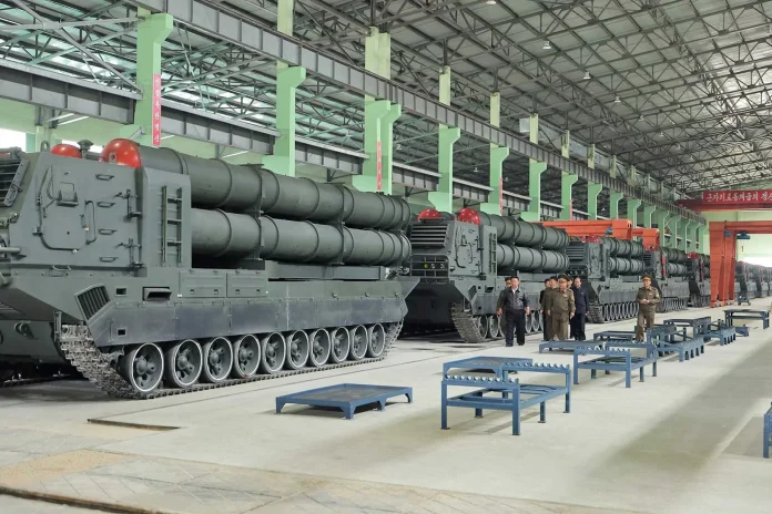 Кім Чен Ин оглядає виробничу лінію 600-мм ракетної установки KN-25 на тлі прагнень Північної Кореї розширити свої можливості високоточних ударів на великій дальності. (Джерело зображення: Соціальна мережа)