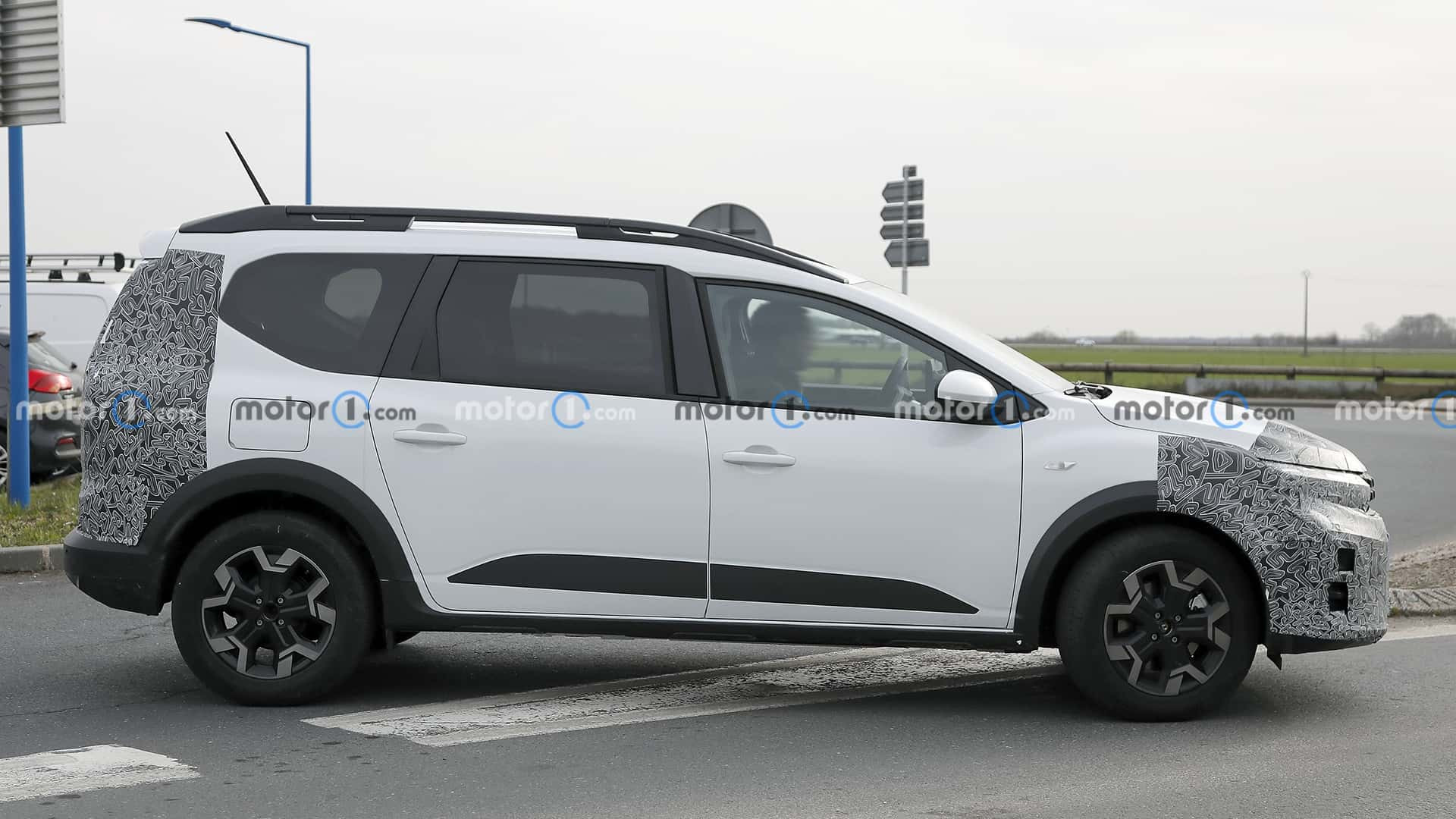 Оновлений Dacia Jogger помічений під час чергового тестового заїзду