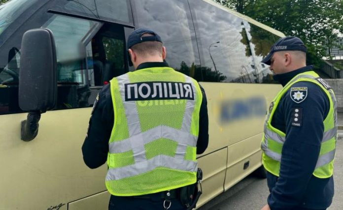Водіїв в Україні стали частіше штрафувати за відсутність аптечки і вогнегасника