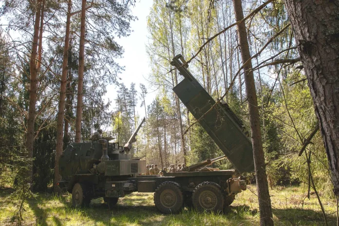 Ракетна система M142 HIMARS армії США з батареєю Able, 3-го батальйону, 321-го полку польової артилерії, що приписана до оперативної групи Voit, проводить бойові стрільби під час навчань Hedgehog поблизу Виру, Естонія, 13 травня 2025 року. (Джерело зображення: Міністерство оборони США)