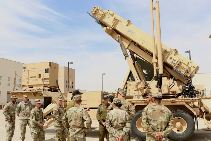 Американські солдати з 11-ї артилерійської бригади протиповітряної оборони армії США демонструють систему протиракетної оборони Patriot офіцерам ВПС Ізраїлю