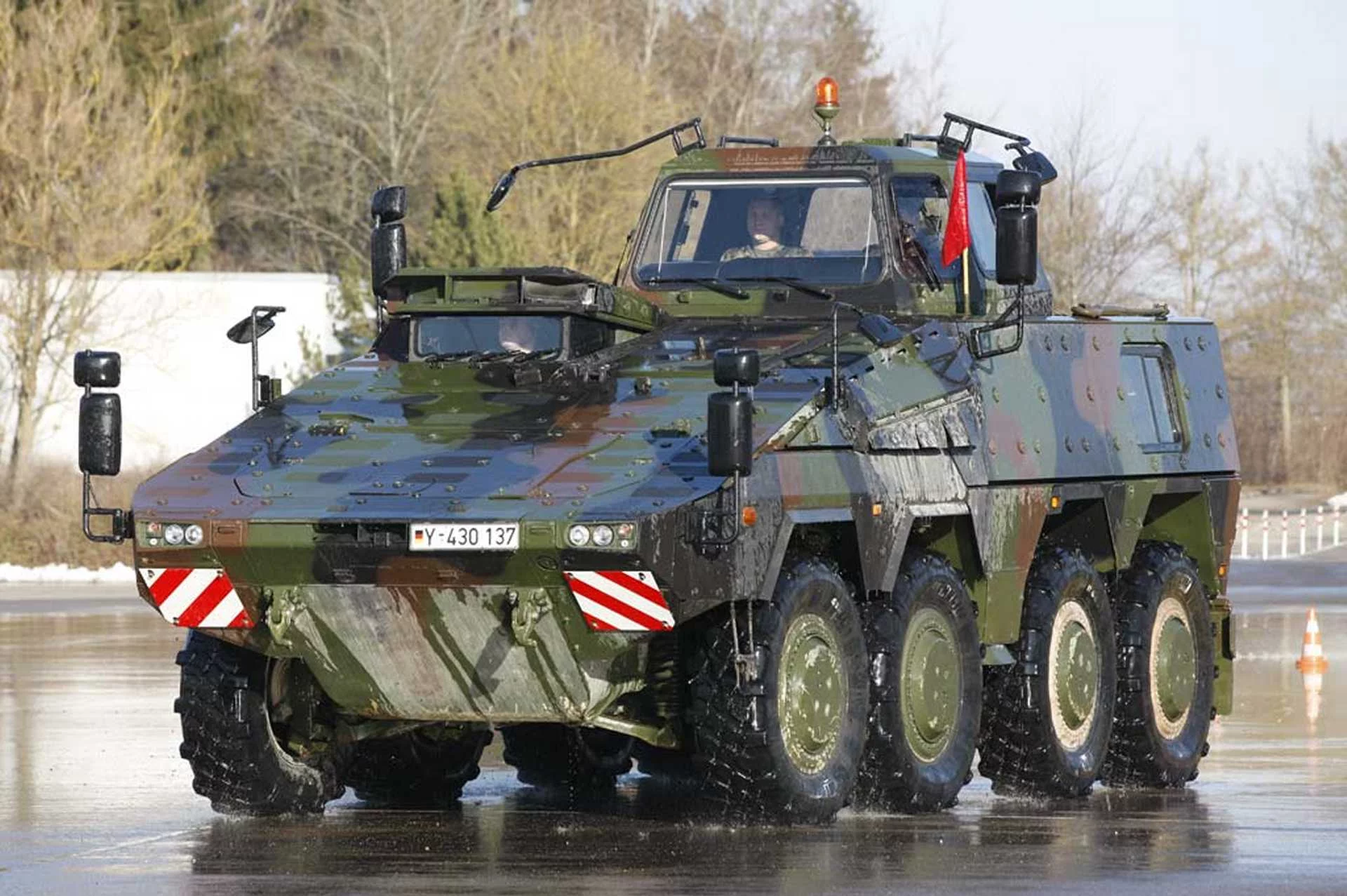 Boxer DTV має дубльований набір елементів керування на робочому місці інструктора, що дозволяє інструктору ігнорувати дії водія щодо перемикача передач, педалі гальма та педалі акселератора. (Джерело зображення: Twitter/Ніколас Драммонд)