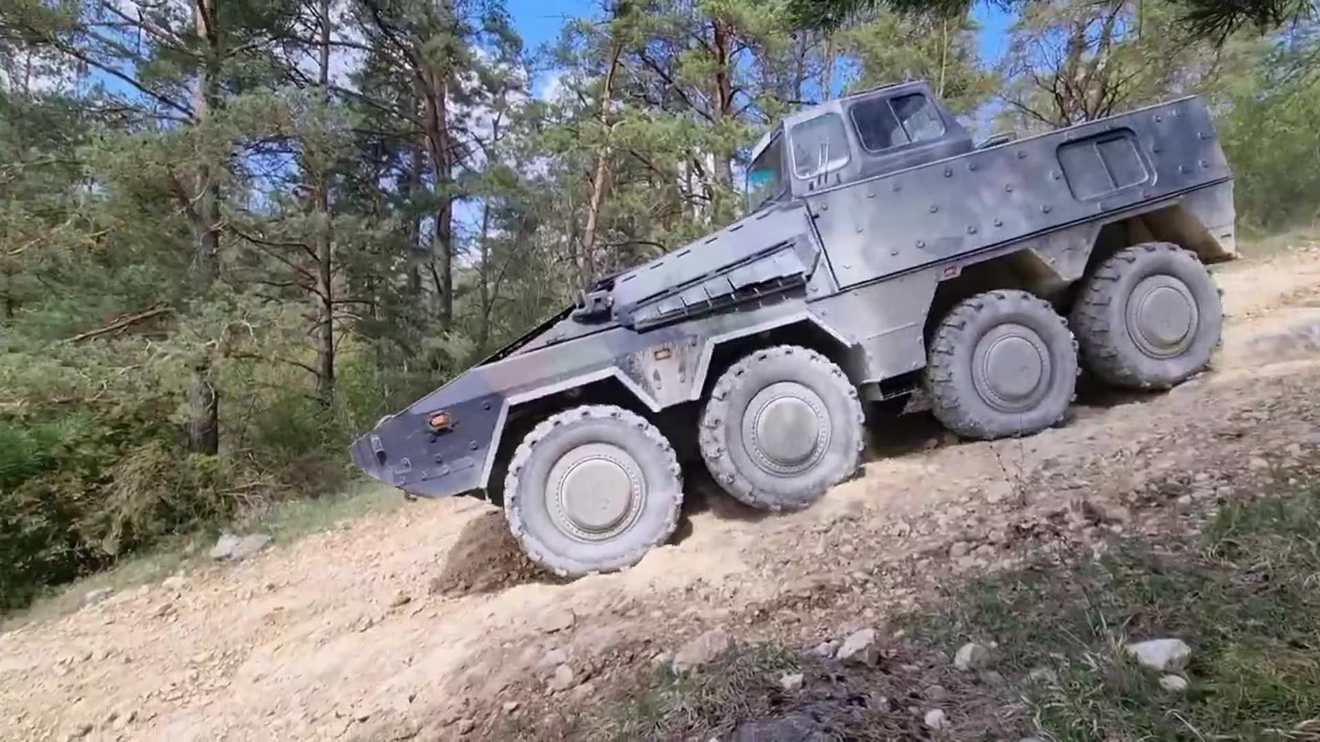 У разі перекидання, сидіння в навчальній кабіні спроектовані таким чином, щоб контрольовано складатися в місійний модуль, щоб зменшити ризик травмування. (Джерело зображення: Twitter/Командування спеціальної підготовки)