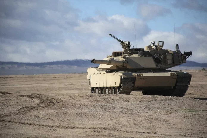 Програма M1 Abrams розпочалася в 1971 році, але оригінальний M1 не був прийнятий на озброєння до початку 1980-х років, оснащений 105-мм гарматою. За ним послідував M1A1 зі 120-мм гладкоствольною гарматою, а потім M1A2, у якому були запроваджені більш досконалі цифрові системи управління вогнем. (Джерело зображення: Міністерство оборони США)