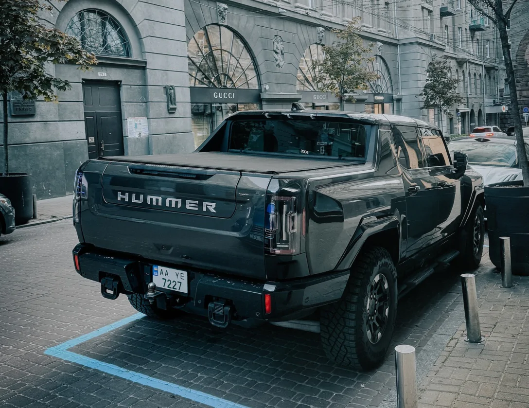 У Києві показали рідкісний електричний Hummer EV за $112 000