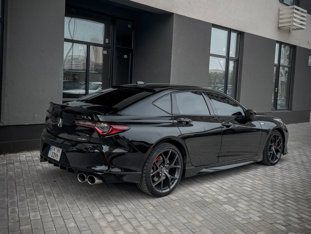 У Києві зафіксували на фото рідкісну Acura TLX Type S