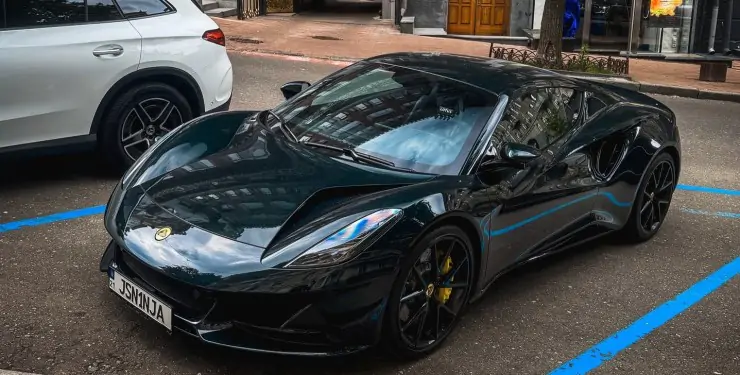 У Києві сфотографували рідкісний спорткар Lotus Emira з мотором Mercedes