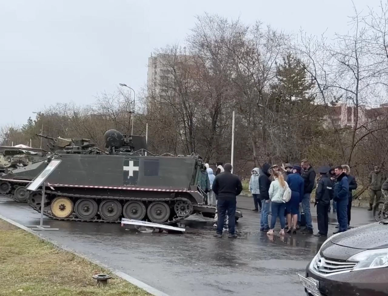 У Росії перекинувся КамАЗ із трофейною технікою з України