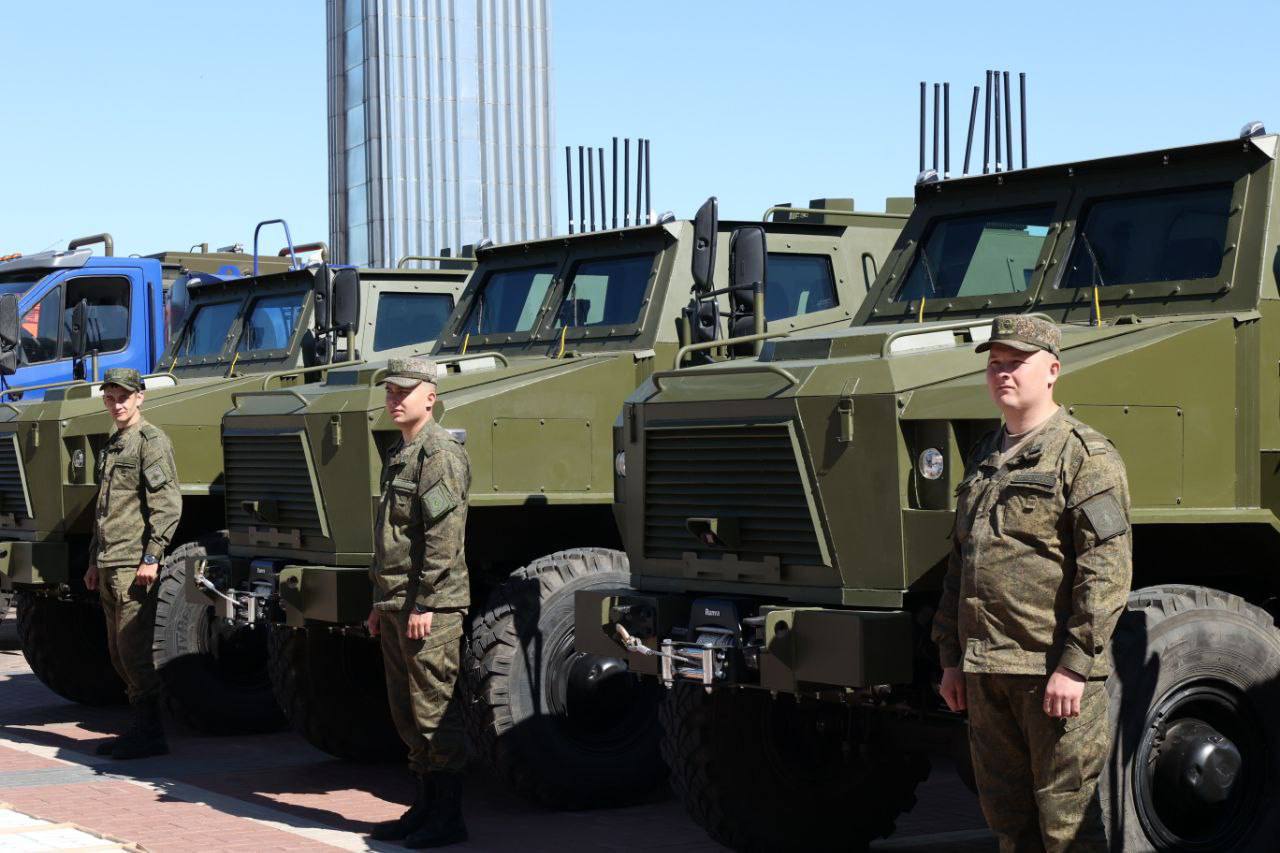 Російські військові отримали панцерники нового типу «Ладога»