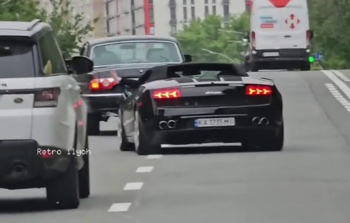 У центрі Києва «Волга» тягнула Lamborghini на тросі