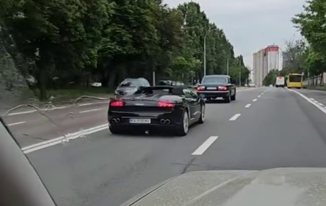 У центрі Києва «Волга» тягнула Lamborghini на тросі