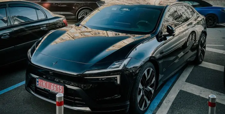 У Києві зняли Polestar 4 без заднього скла