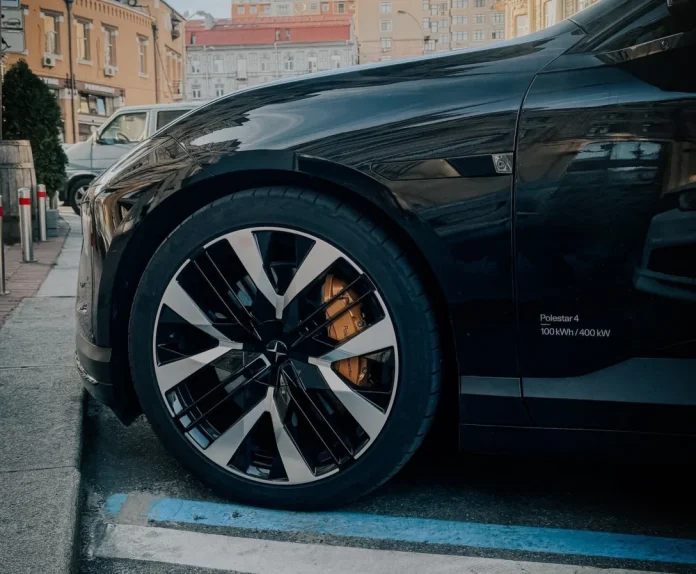 У Києві зняли Polestar 4 без заднього скла