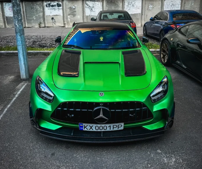 У Києві зняли рідкісний і екстремально дорогий Mercedes AMG GT Black Series